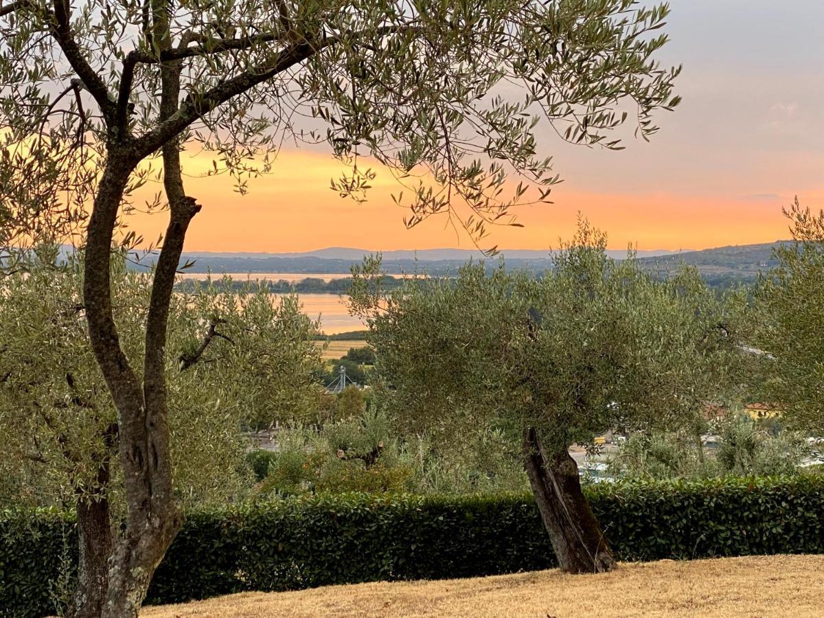 Antico Casale Tiravento Aparthotel Passignano sul Trasimeno Bagian luar foto