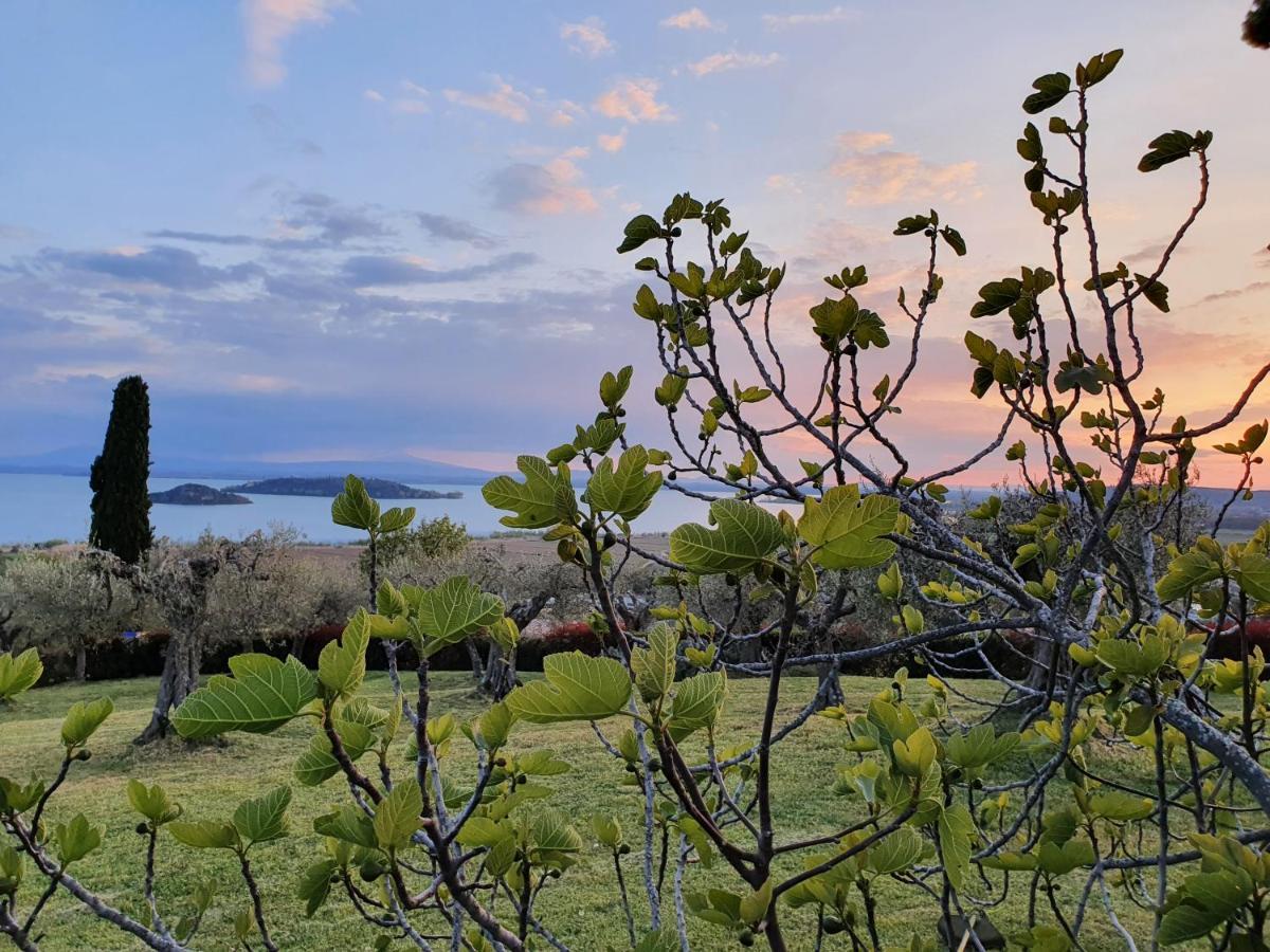 Antico Casale Tiravento Aparthotel Passignano sul Trasimeno Bagian luar foto