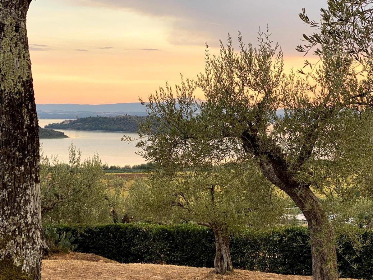Antico Casale Tiravento Aparthotel Passignano sul Trasimeno Bagian luar foto