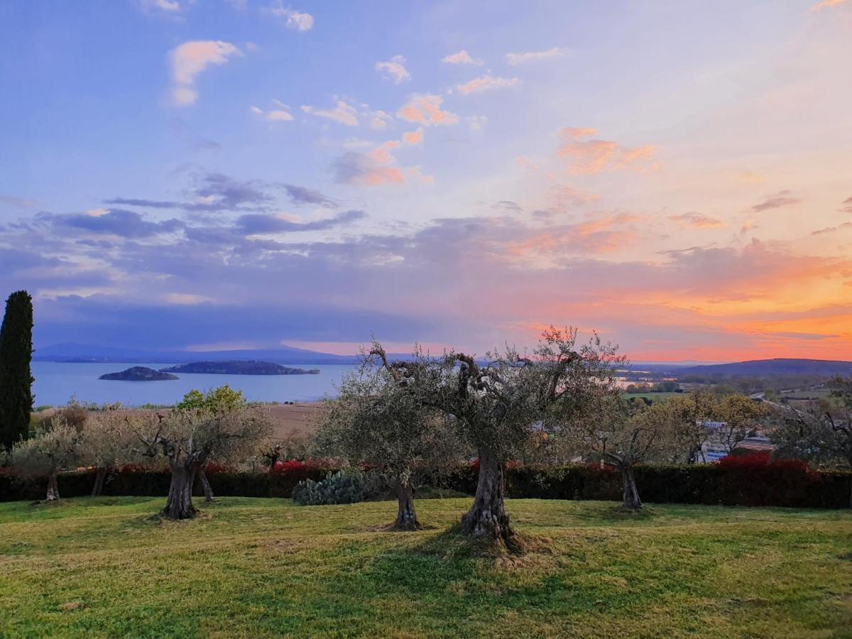 Antico Casale Tiravento Aparthotel Passignano sul Trasimeno Bagian luar foto