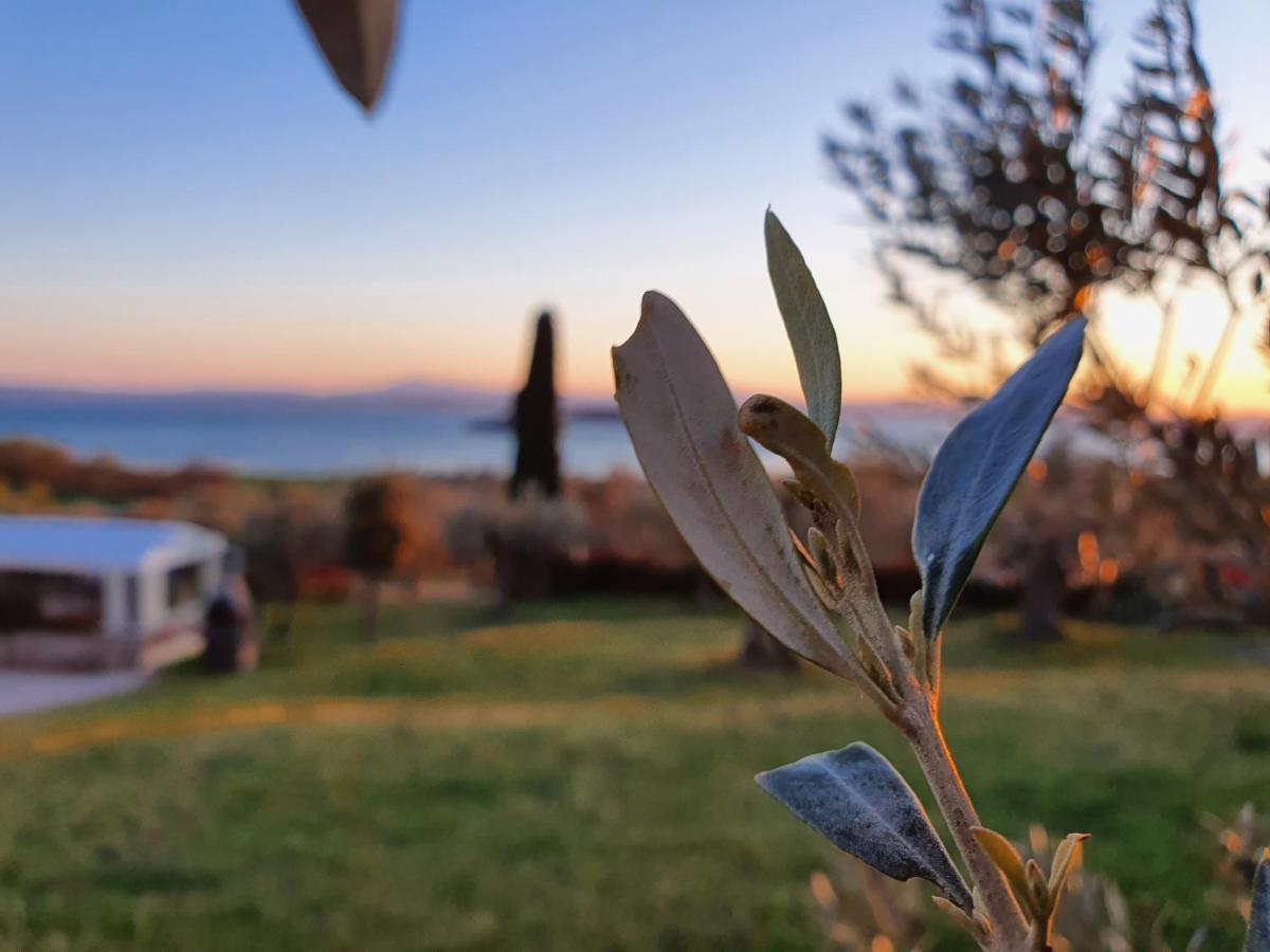 Antico Casale Tiravento Aparthotel Passignano sul Trasimeno Bagian luar foto