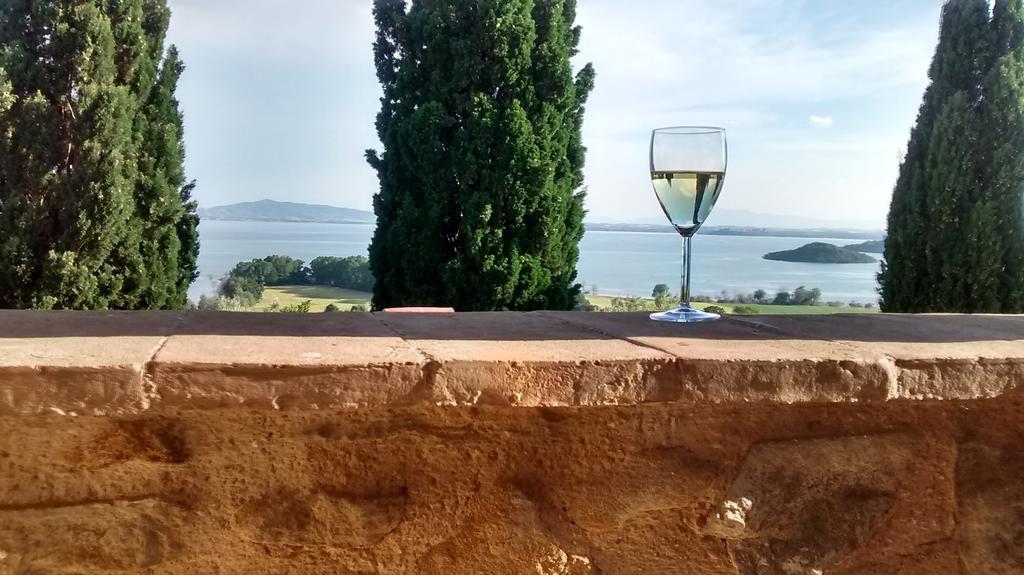 Antico Casale Tiravento Aparthotel Passignano sul Trasimeno Bagian luar foto